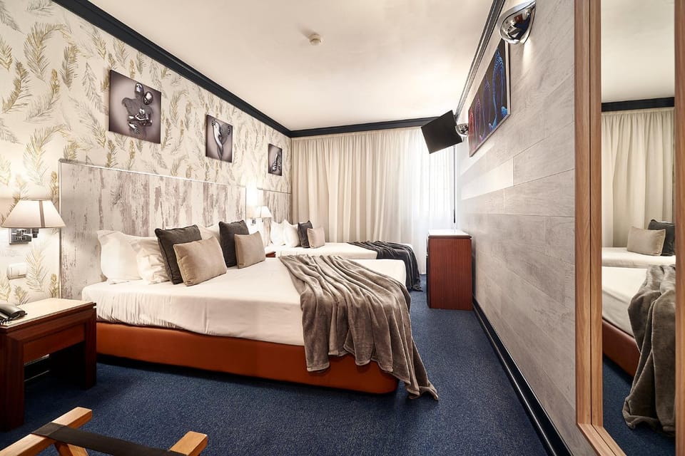 Bed, TV and multimedia, Bedroom, towels