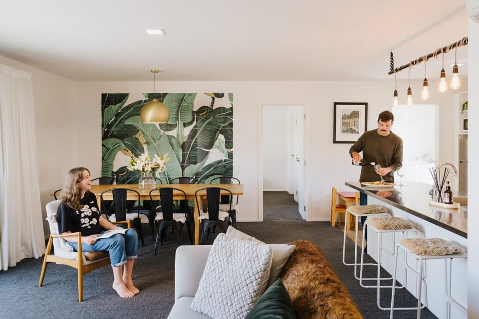 People, Coffee/tea facilities, Living room, Food and drinks, Seating area, Dining area, Guests, Drinks, group of guests