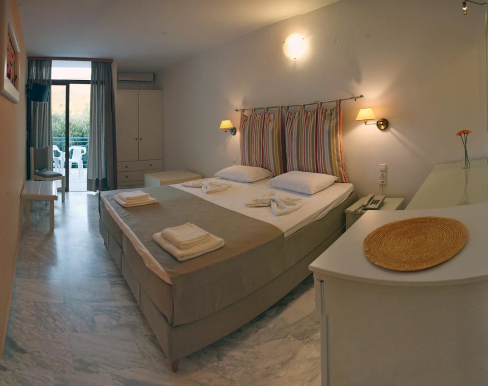 Bed, TV and multimedia, Balcony/Terrace, Bedroom, towels, wardrobe, air conditioner