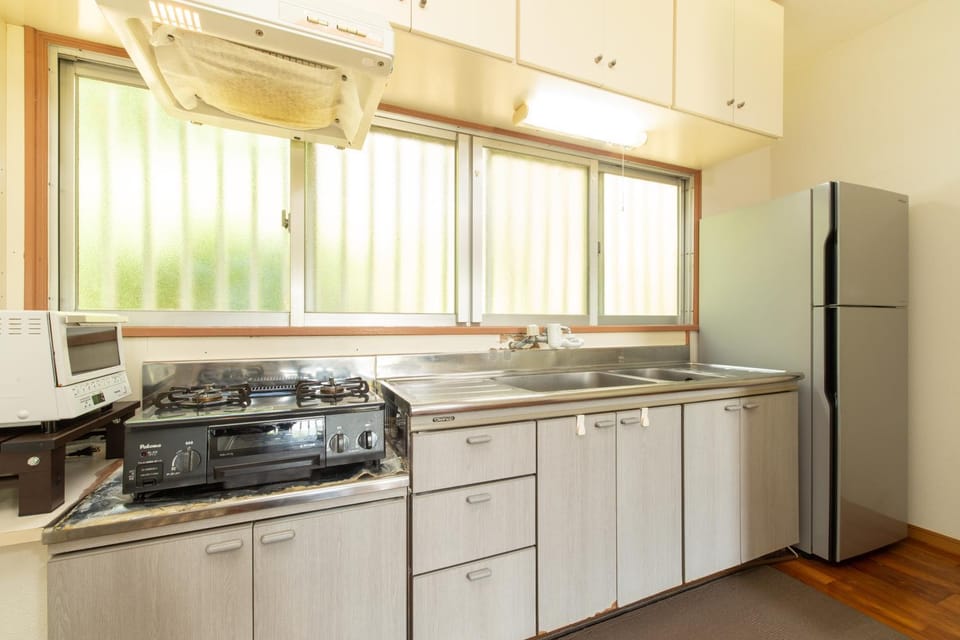 Kitchen or kitchenette, minibar