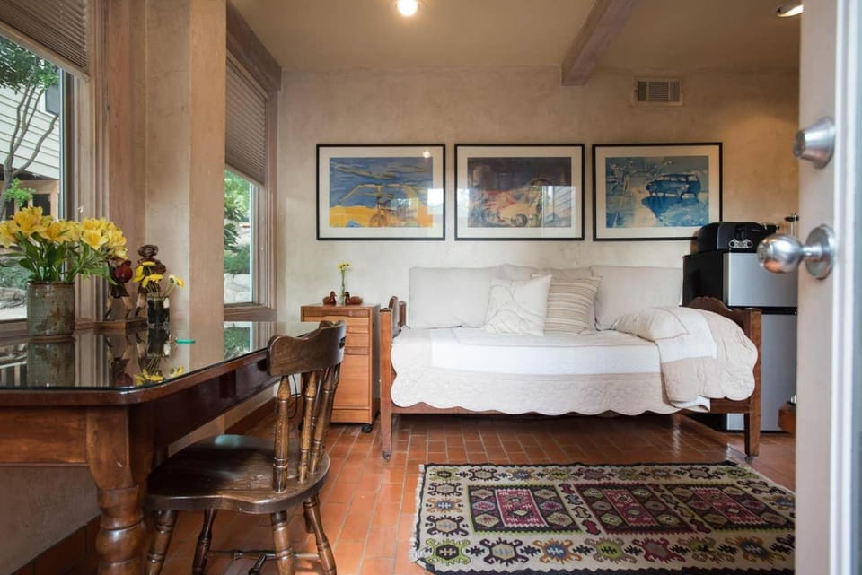 Tiny Tasteful 1 - Downtown Apartment in Austin