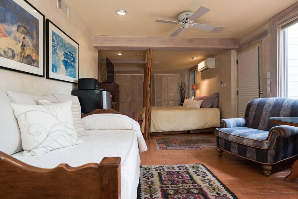 Tiny Tasteful 1 - Downtown Apartment in Austin