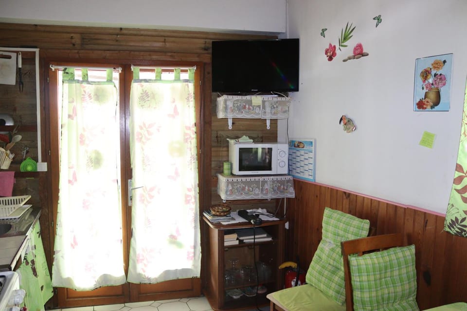 Communal lounge/ TV room, Kitchen or kitchenette, Living room, Dining area