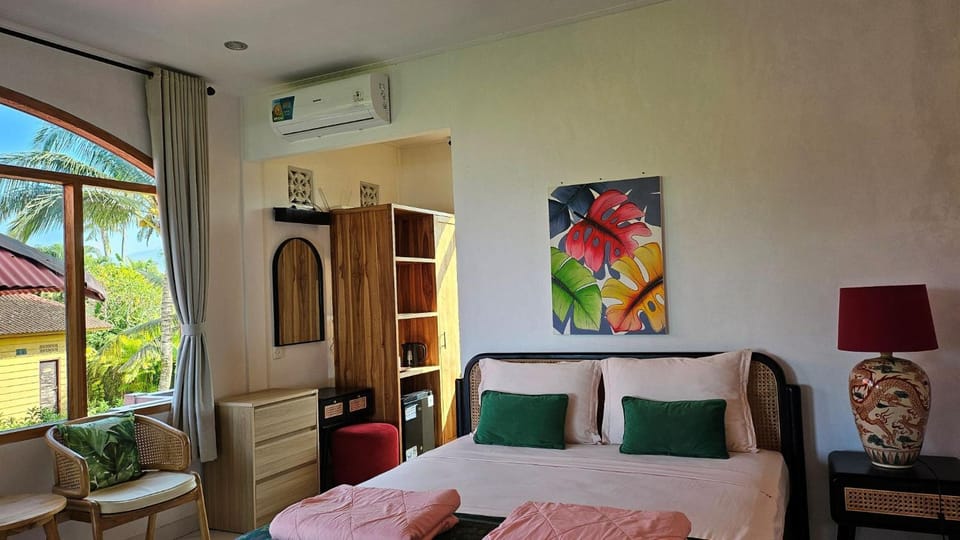Bed, Photo of the whole room, Seating area, Bedroom, wardrobe, air conditioner