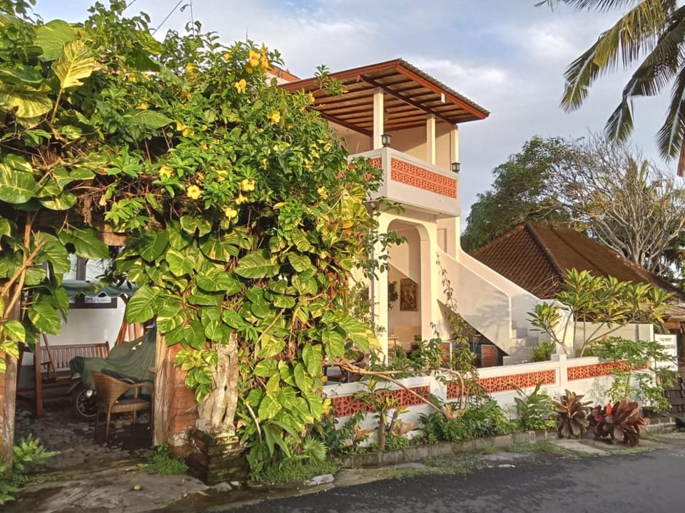 Property building, Day, Garden, View (from property/room), Seating area, Dining area, Garden view