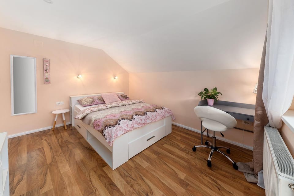 Bed, Photo of the whole room, Bedroom