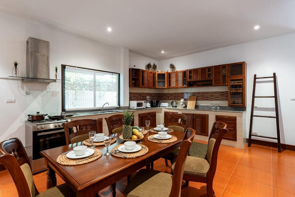 Kitchen or kitchenette, Dining area, minibar, pet friendly, stove