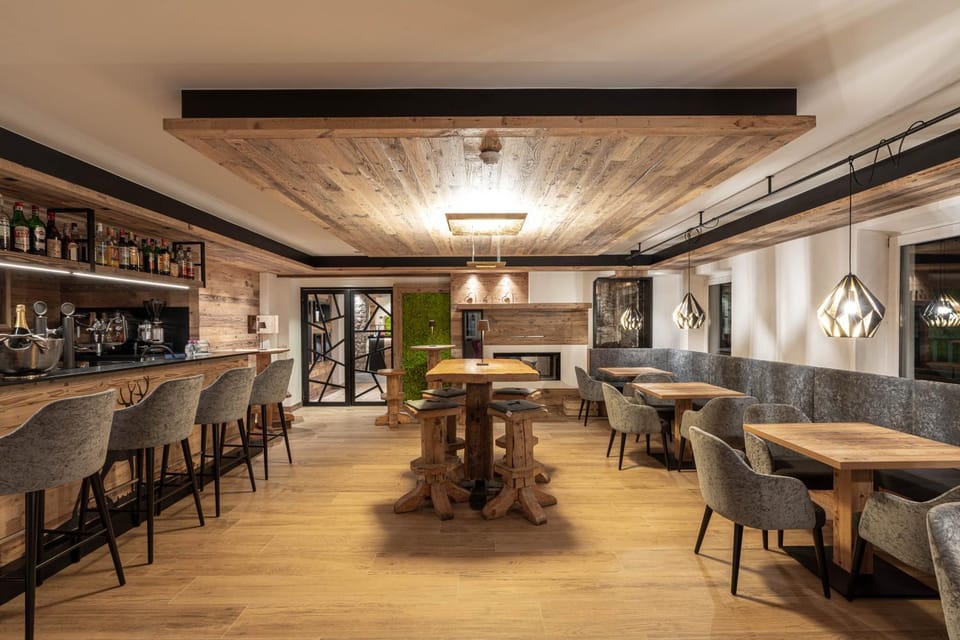 Restaurant/places to eat, Lounge or bar