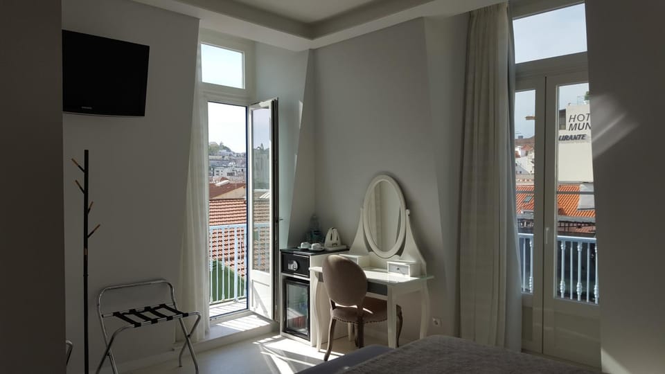 TV and multimedia, View (from property/room), Decorative detail, City view
