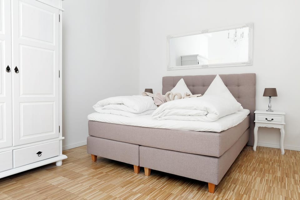 SC 02 by ROCKCHAIR Apartments l SUPERHOST Status l 4 Bedrooms Boxspringbeds 2 Bathrooms Balcony Elevator - Cozy Family & Business Flair welcomes you! Apartment in Berlin