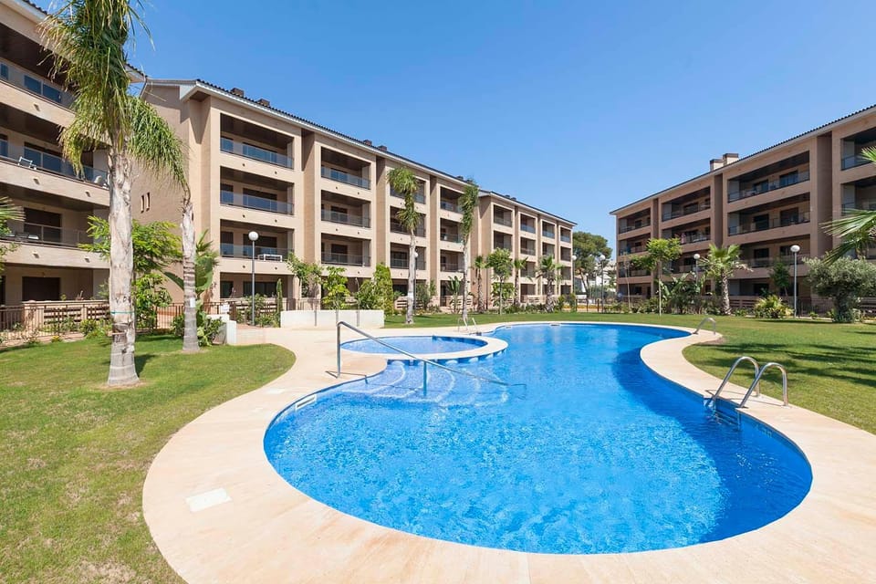 Shower, Garden, Swimming pool, Swimming pool