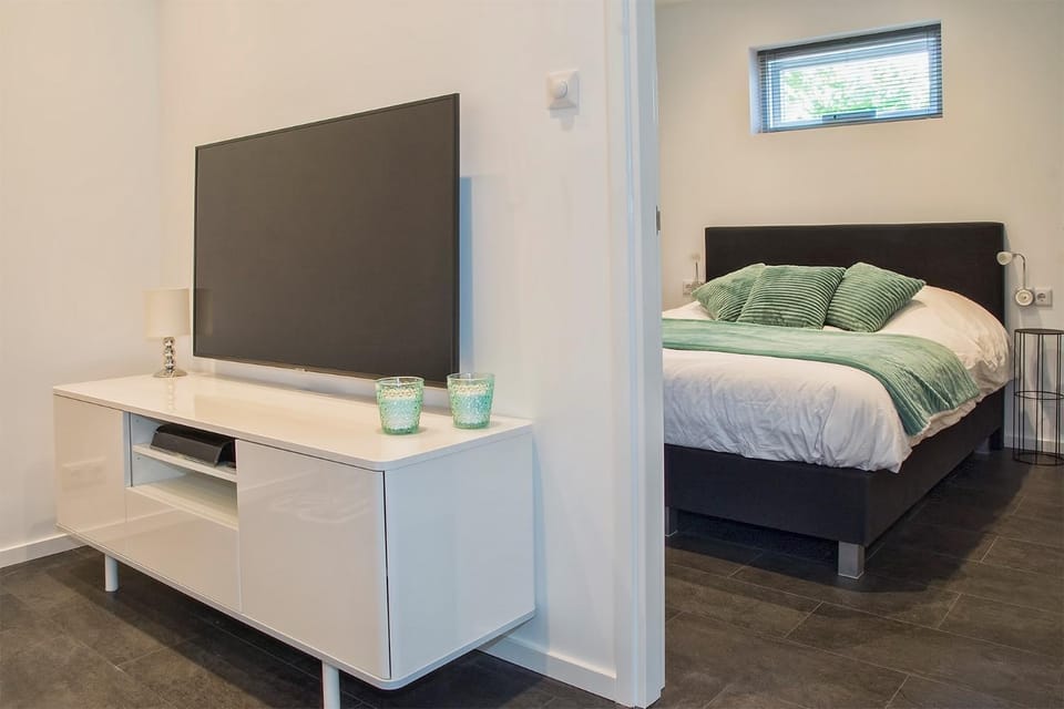 Bed, TV and multimedia, Bedroom