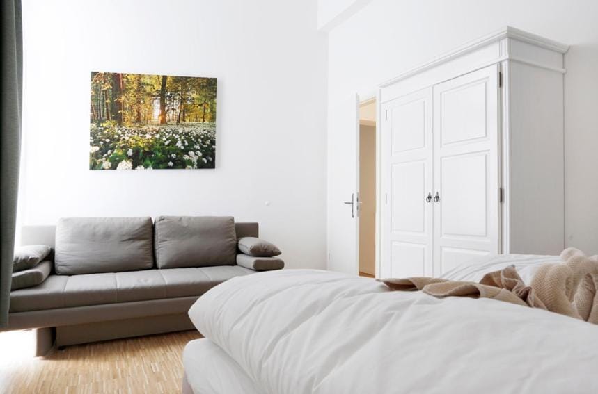 SC 04 by ROCKCHAIR Apartments l SUPERHOST Status l 4 Bedrooms Boxspringbeds 2 Bathrooms Balcony Elevator - Cozy Family & Business Flair welcomes you! Apartment in Berlin
