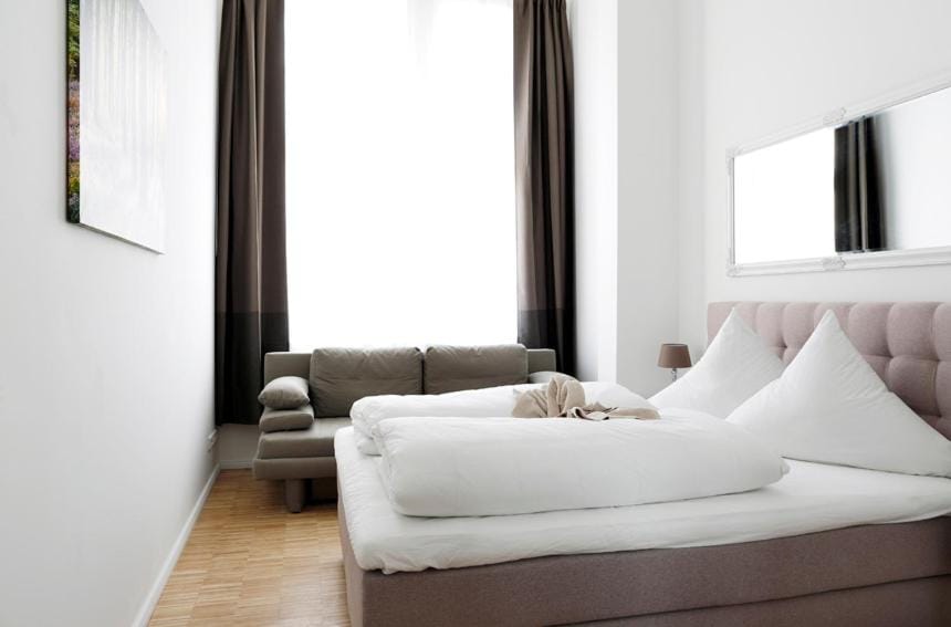 SC 04 by ROCKCHAIR Apartments l SUPERHOST Status l 4 Bedrooms Boxspringbeds 2 Bathrooms Balcony Elevator - Cozy Family & Business Flair welcomes you! Apartment in Berlin
