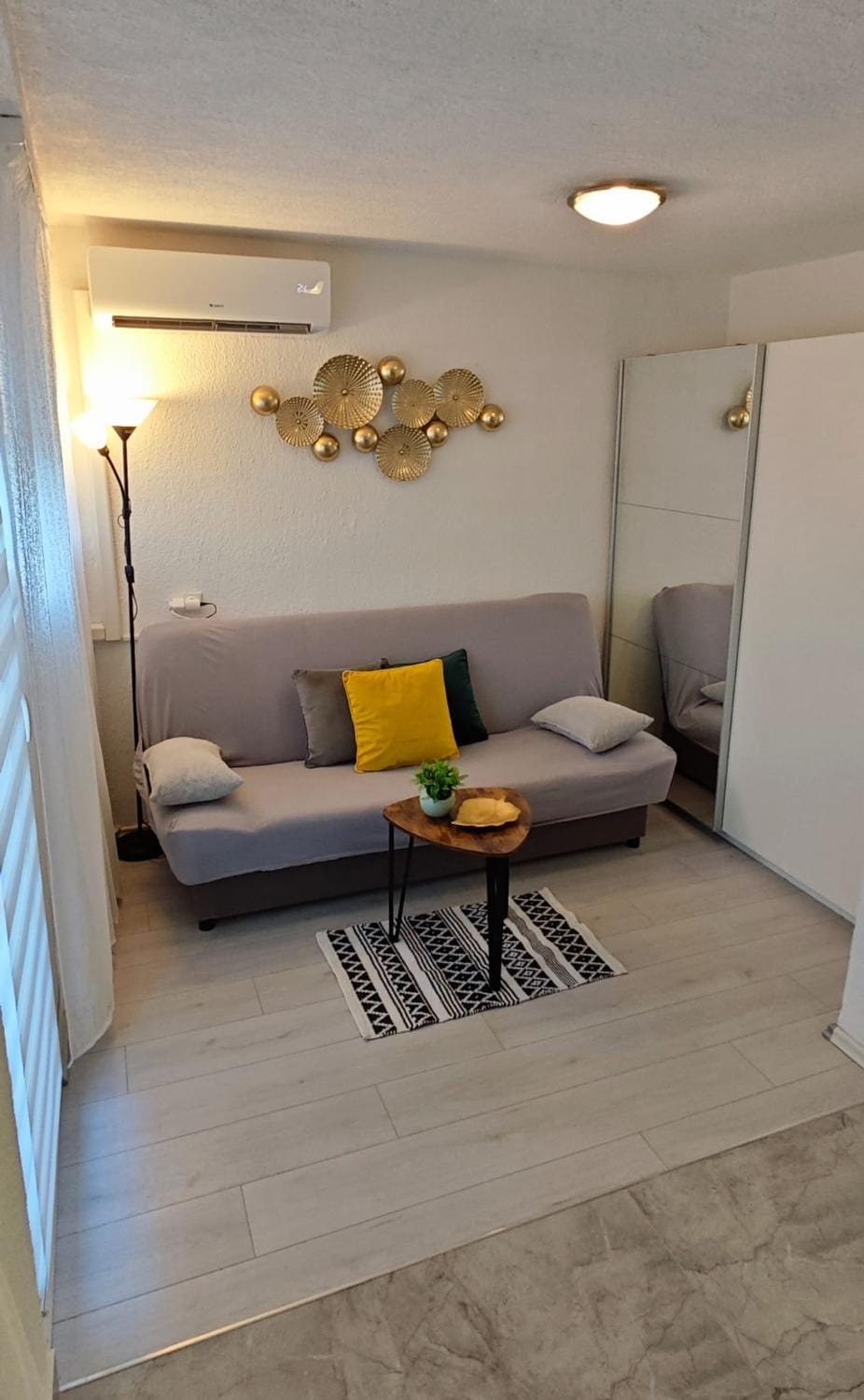 Living room, Seating area, air conditioner