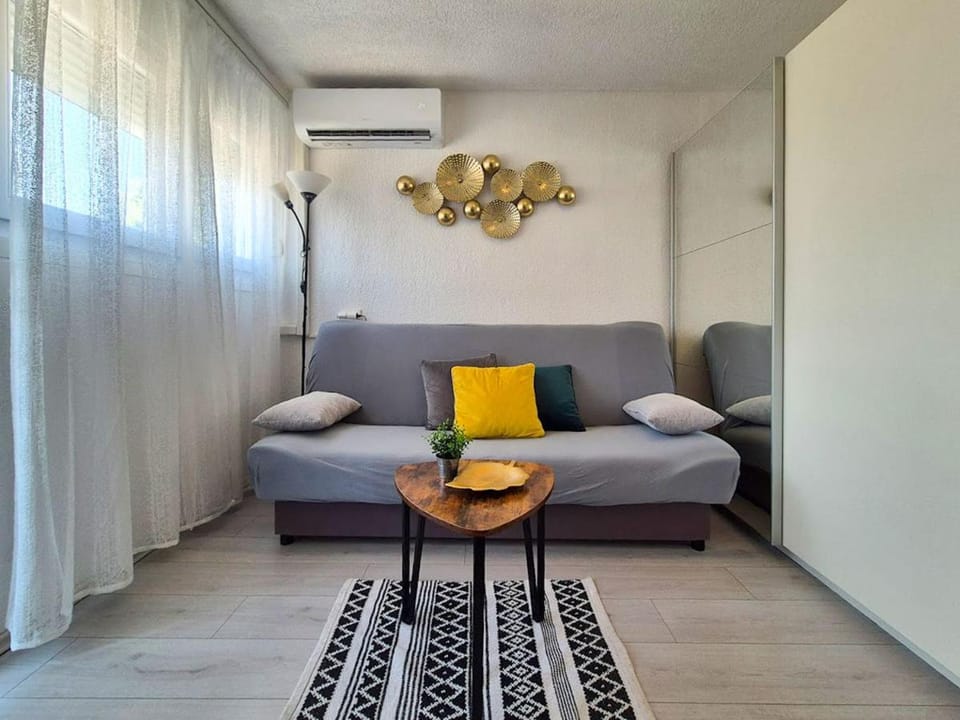 Living room, Seating area, air conditioner