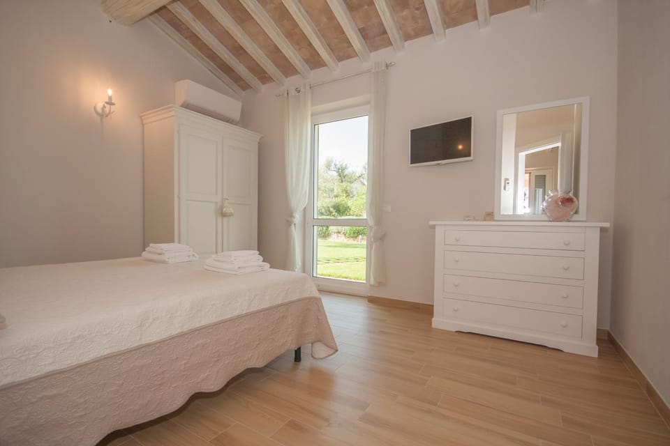 Bed, TV and multimedia, Bedroom, wardrobe