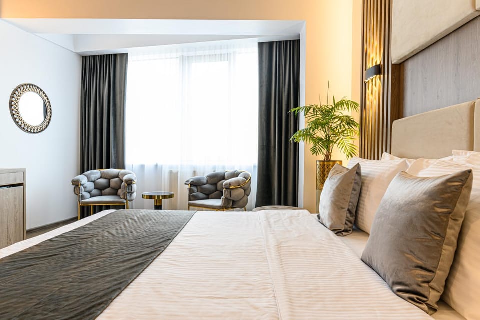 Bed, Living room, Photo of the whole room, Seating area, Bedroom