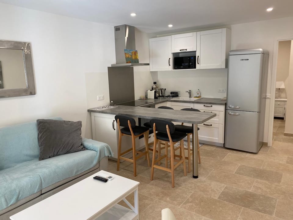 Kitchen or kitchenette, Seating area