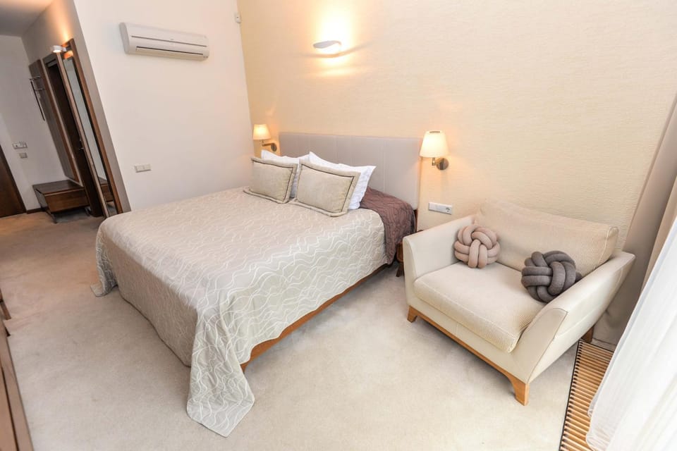 Bed, Photo of the whole room, Bedroom, air conditioner