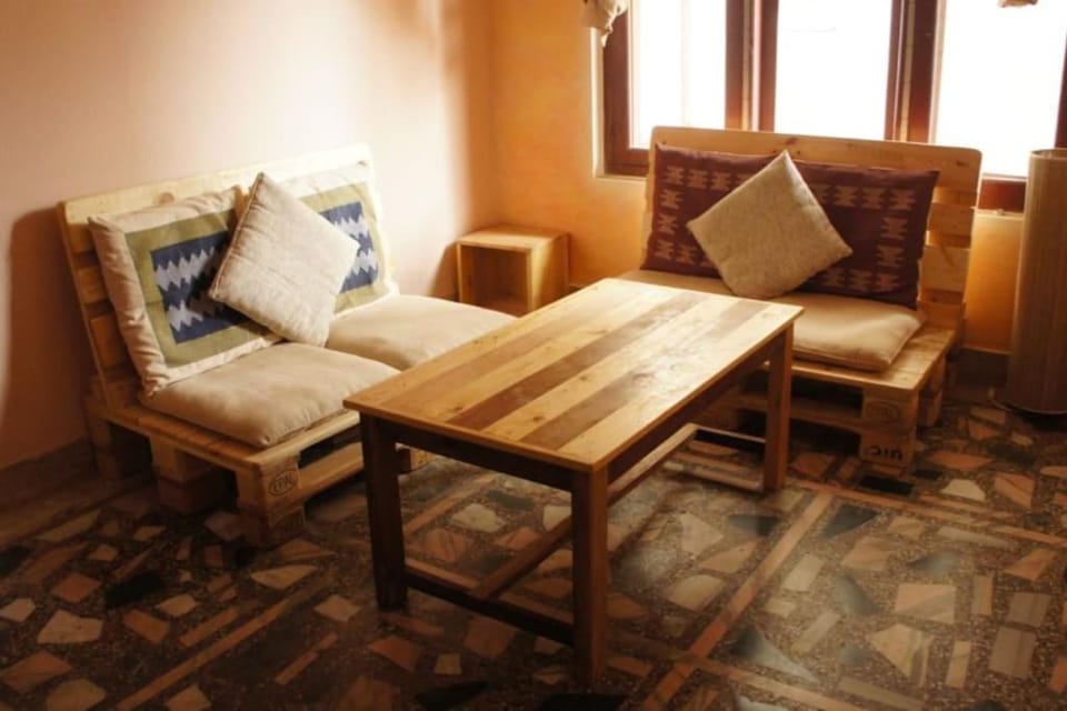 Seating area, Dining area