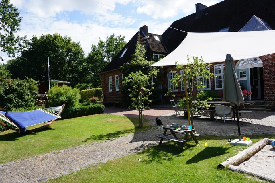 Property building, Facade/entrance, Garden, Garden view