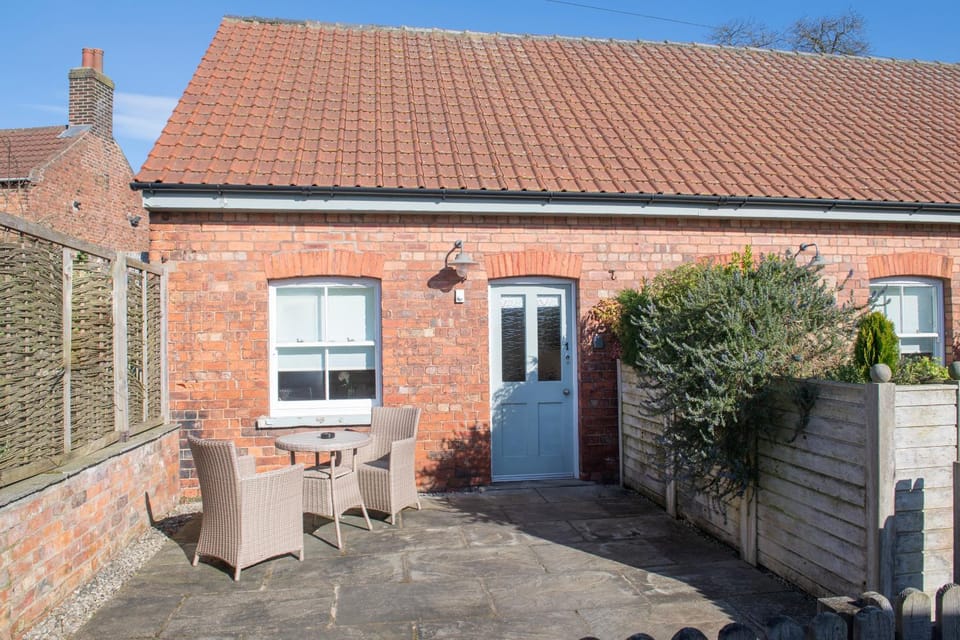 Property building, Patio, Facade/entrance, Location