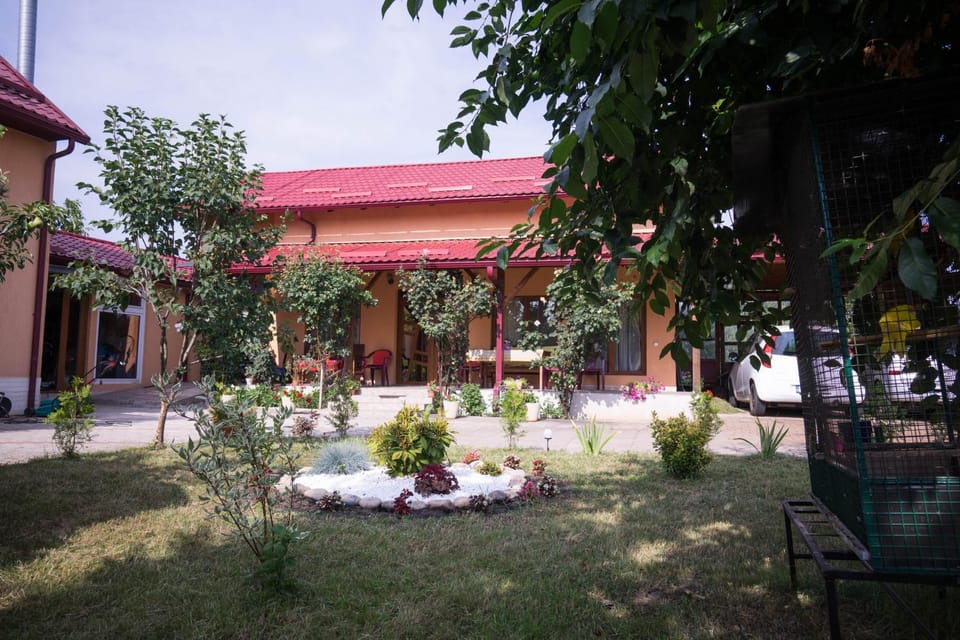 Property building, Patio, Facade/entrance, Garden
