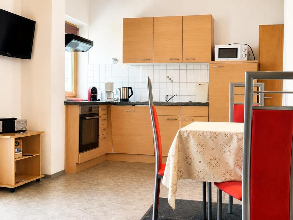 TV and multimedia, Coffee/tea facilities, Kitchen or kitchenette, Dining area, stove