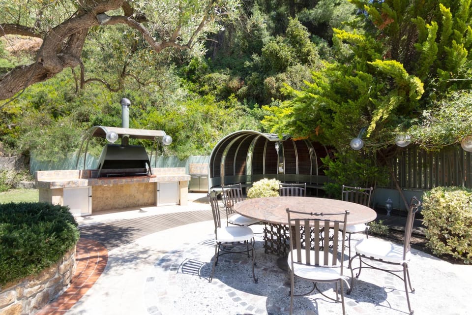 BBQ facilities, Dining area