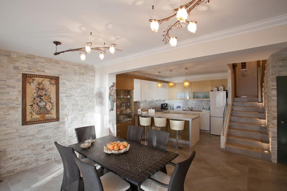 Kitchen or kitchenette, Seating area, Dining area