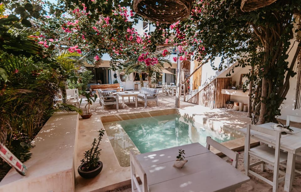 Dining area, Swimming pool