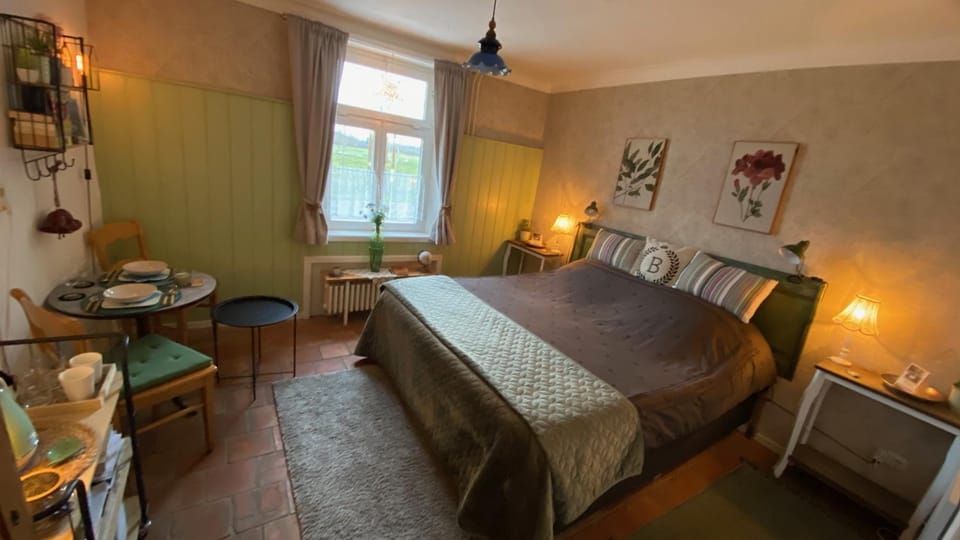 Bedroom, Breakfast