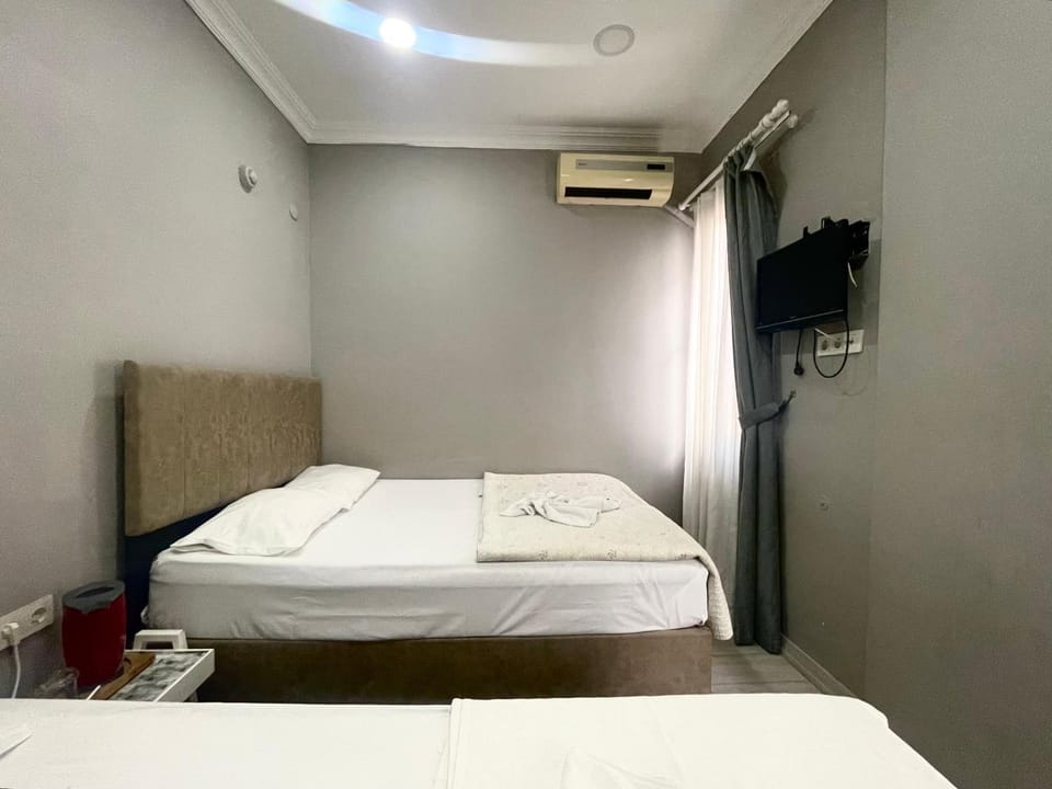 Bed, TV and multimedia, Photo of the whole room, Bedroom, towels, air conditioner