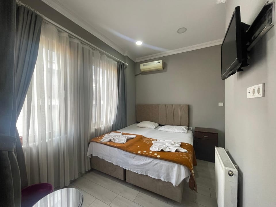 Bed, TV and multimedia, Photo of the whole room, Bedroom, towels, air conditioner