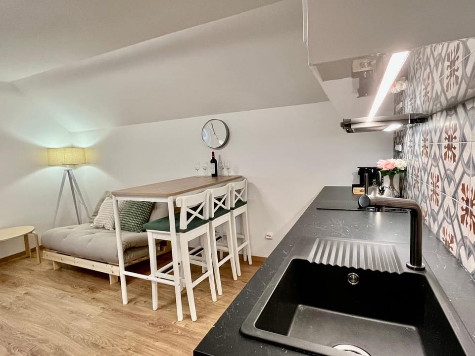 Kitchen or kitchenette, Living room, Seating area, Dining area, minibar