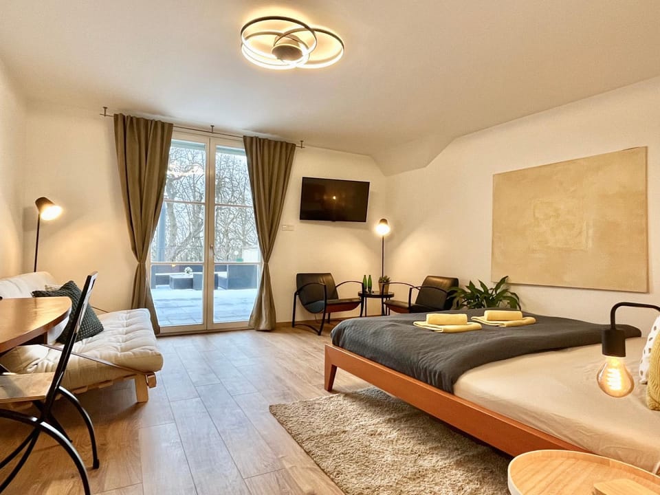 Bed, TV and multimedia, Living room, Photo of the whole room, Seating area, Bedroom