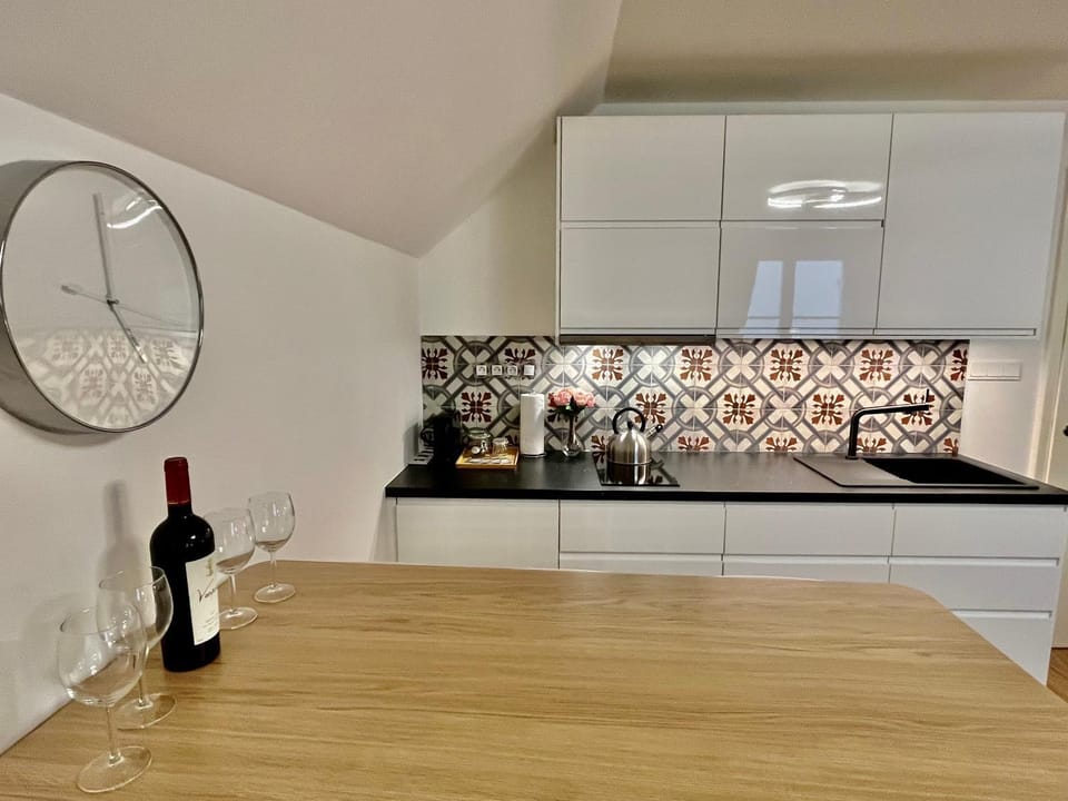 Kitchen or kitchenette, minibar, stove