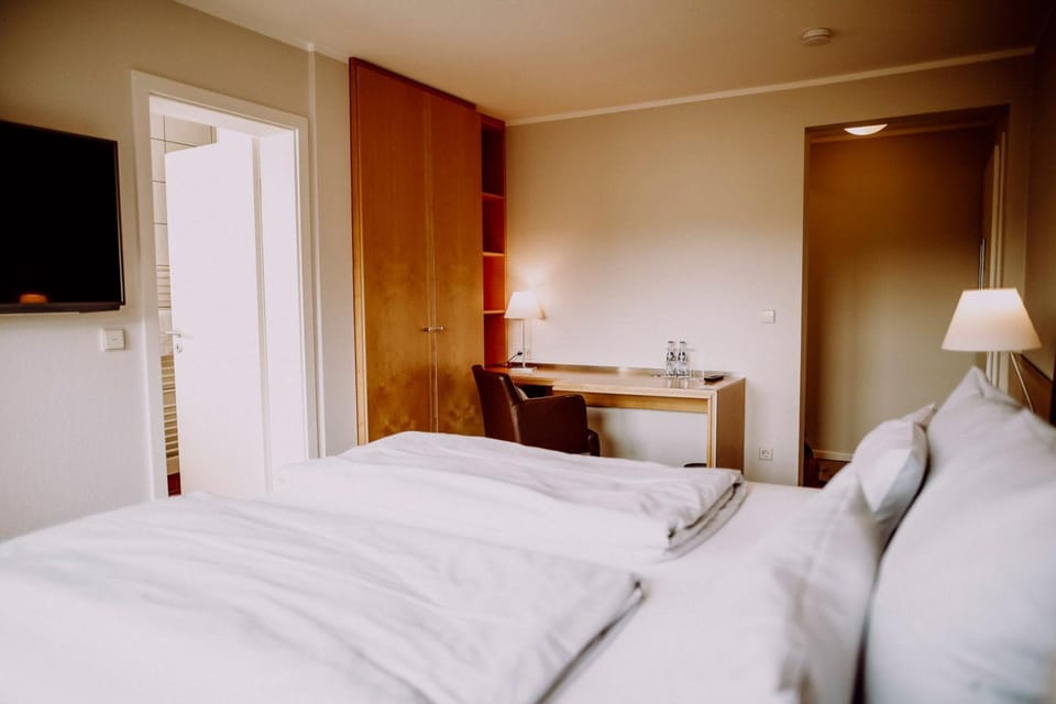 Photo of the whole room, Bedroom