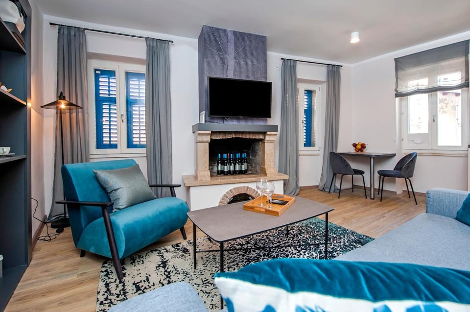 TV and multimedia, Living room, Seating area, Dining area