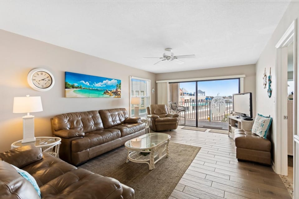 Beachfront Complex - 2b 2b - Beach Place #304 Apartment in Madeira Beach
