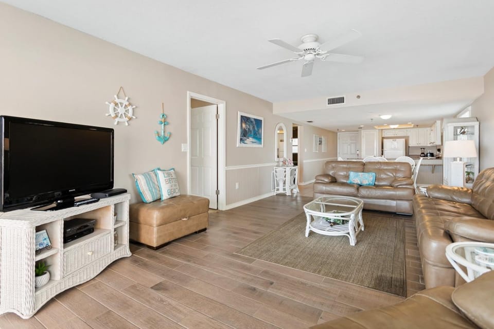 Beachfront Complex - 2b 2b - Beach Place #304 Apartment in Madeira Beach