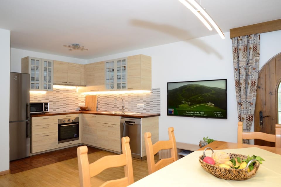 TV and multimedia, Kitchen or kitchenette, Dining area