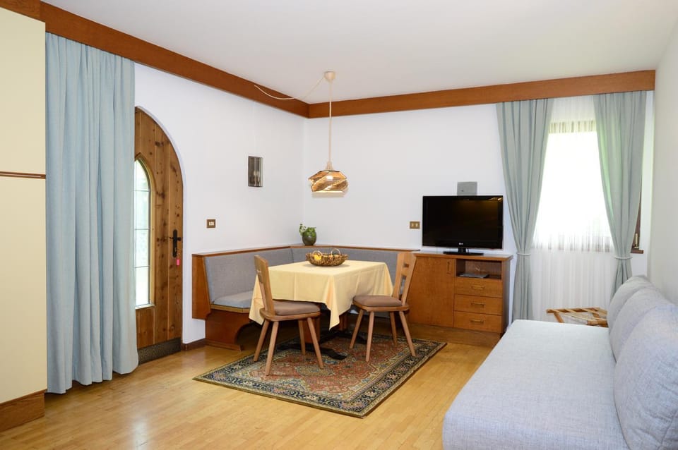 Living room, Dining area, bunk bed