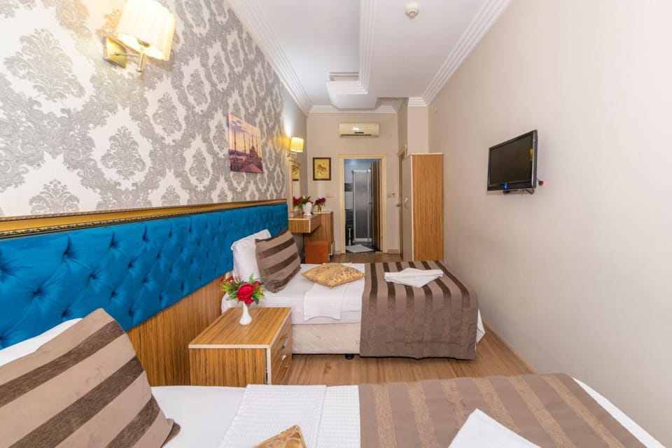 Bed, TV and multimedia, Photo of the whole room, towels
