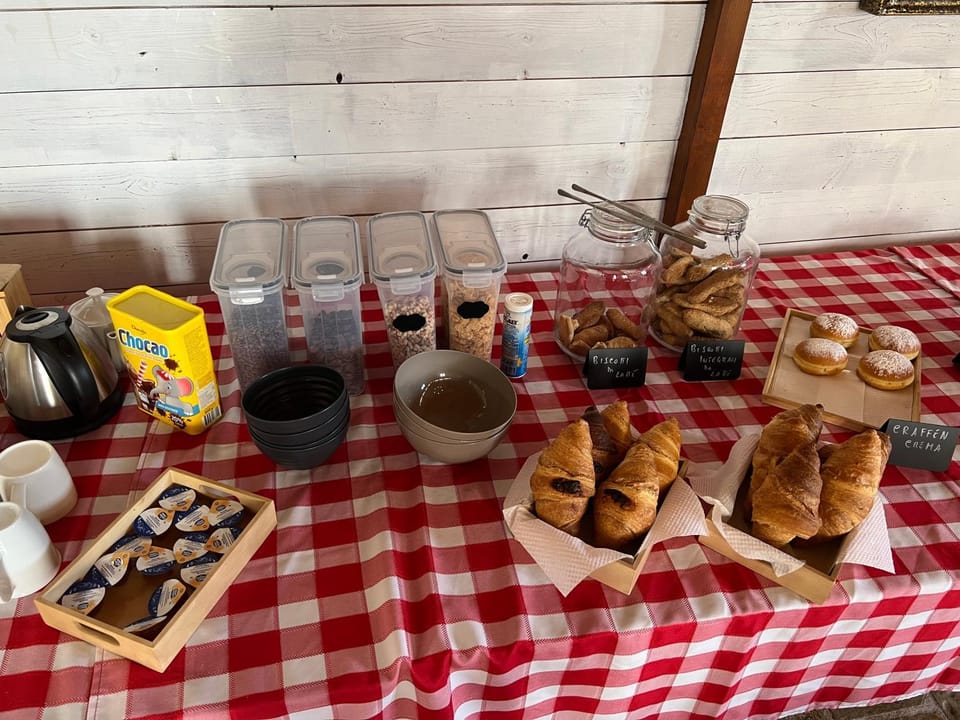 Food and drinks, Food, Breakfast, Continental breakfast, Buffet breakfast, Drinks