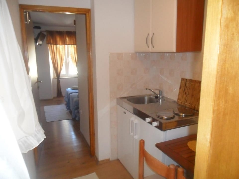 Kitchen or kitchenette, Seating area, Bedroom