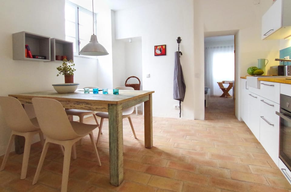 Photo of the whole room, Dining area