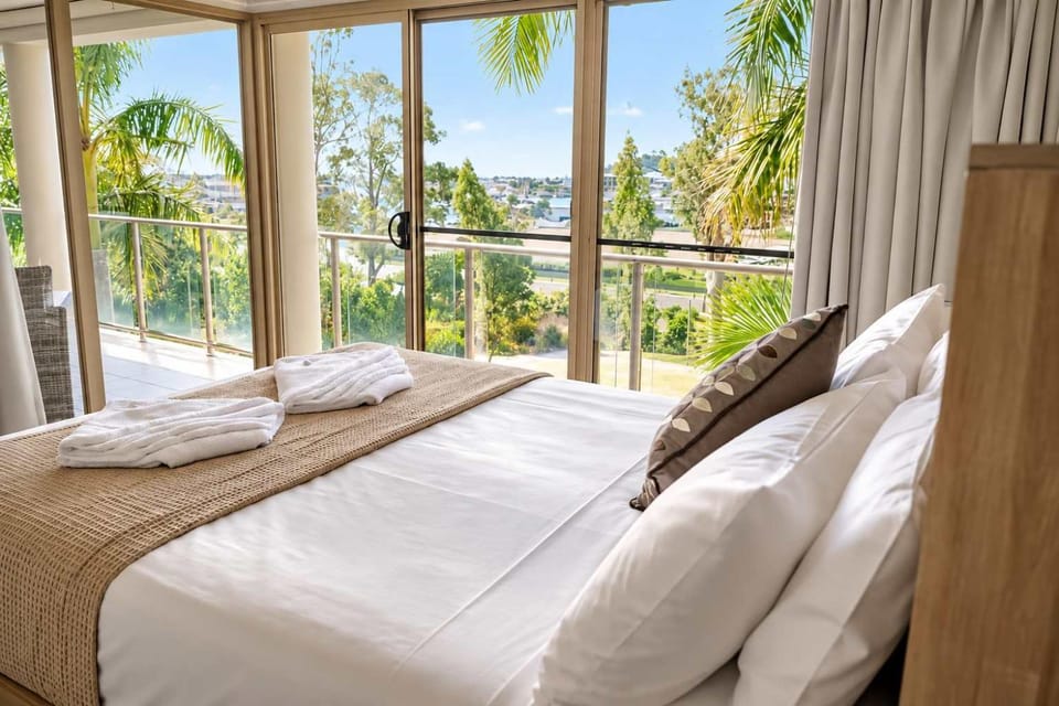 View (from property/room), Balcony/Terrace, Bedroom, towels