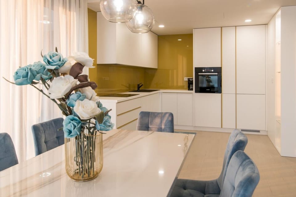 Kitchen or kitchenette, Dining area